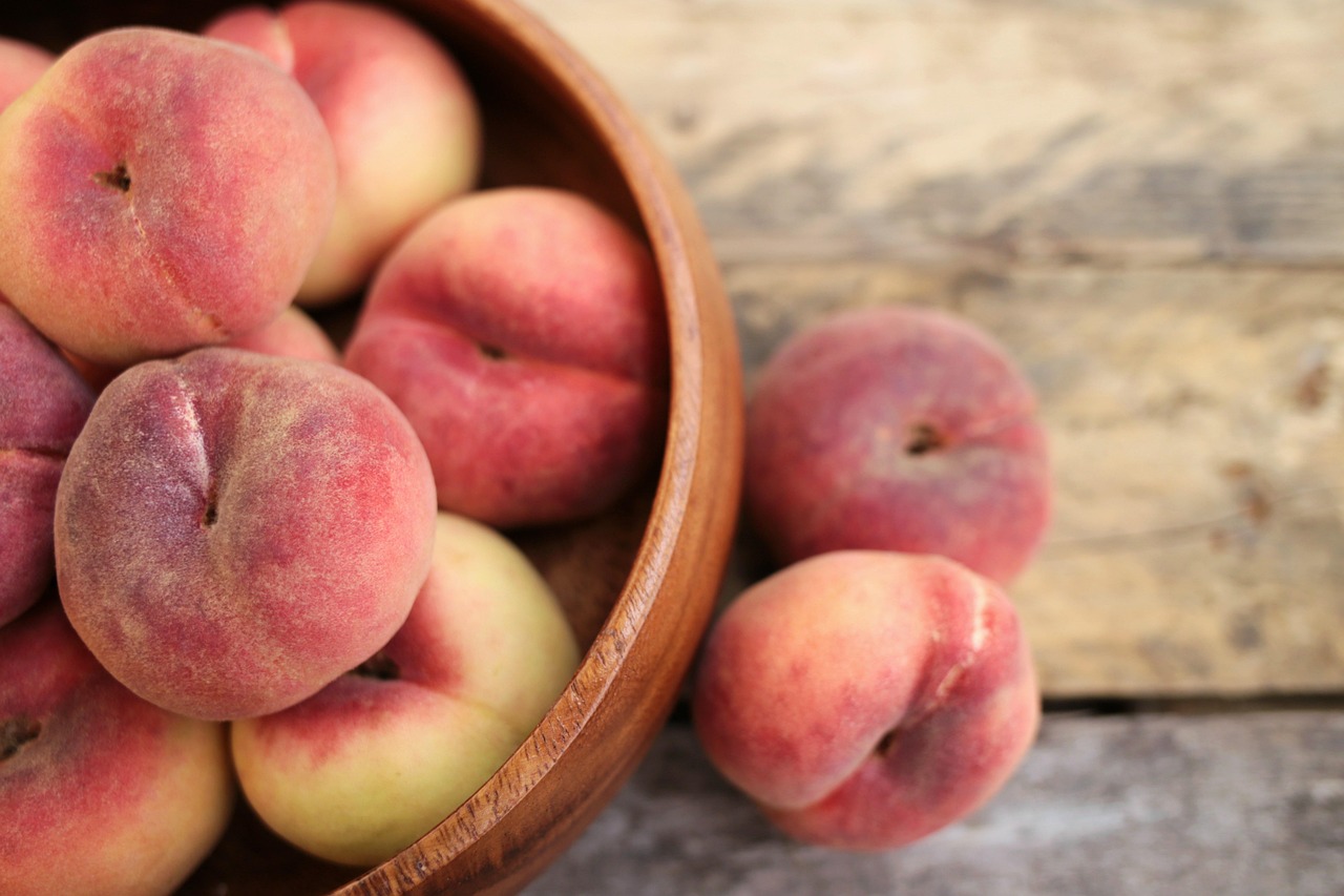 Zomerse ingrediënten op aanrecht voor kookavond Zomerse ingrediënten op aanrecht voor kookavond