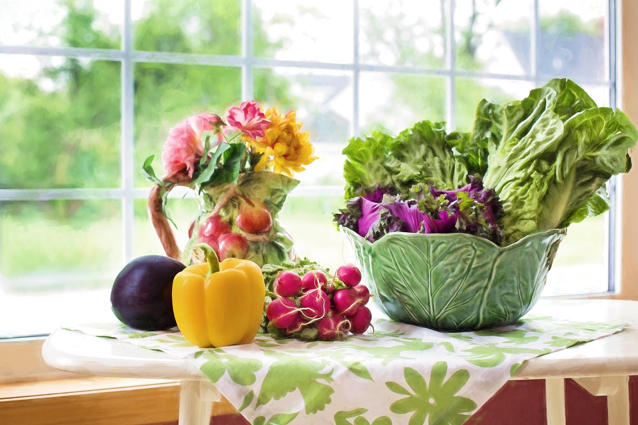Verse kruiden en groenten klaar voor zomerkoken Verse kruiden en groenten klaar voor zomerkoken