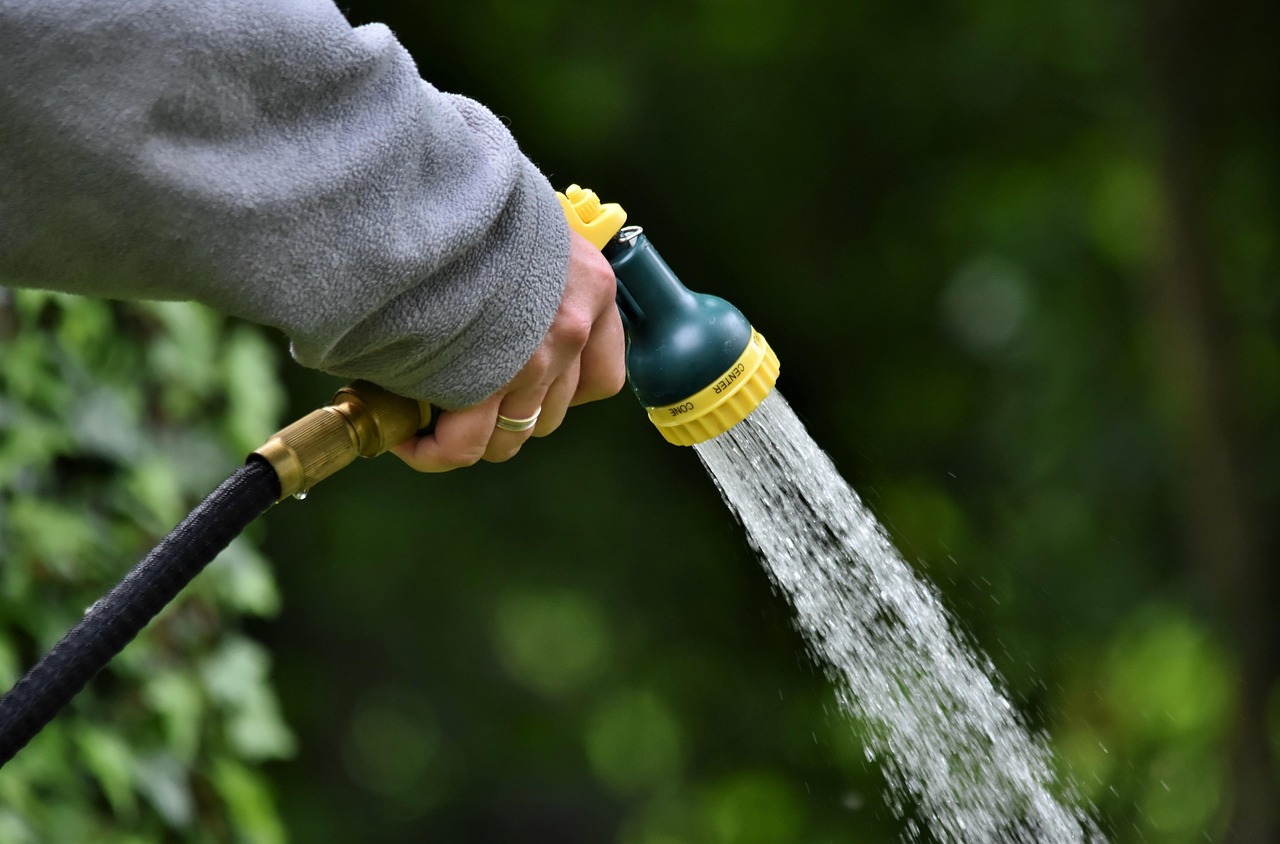 Automatische druppelirrigatie in moestuin.