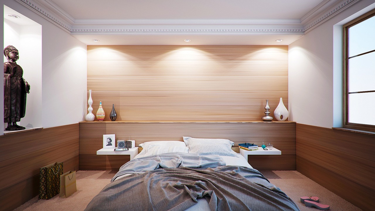 Gekleurd floatglas boven minimalistisch tweepersoonsbed.