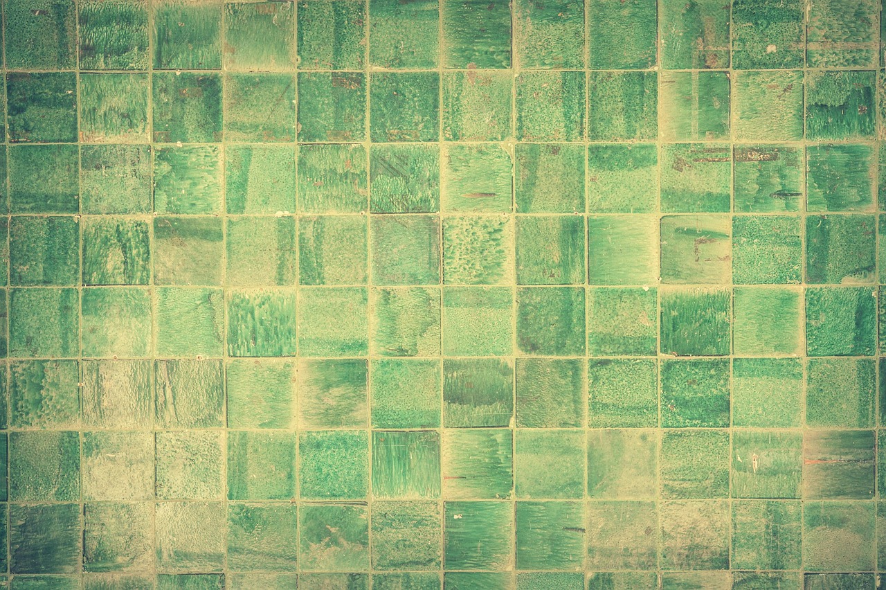 Stapel oude tegels voor ecologisch tuinpad. Stapel oude tegels voor ecologisch tuinpad.