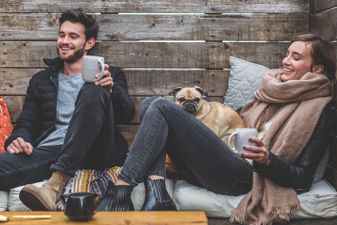 Vrouw en hond met stijlvolle bijpassende outfits.