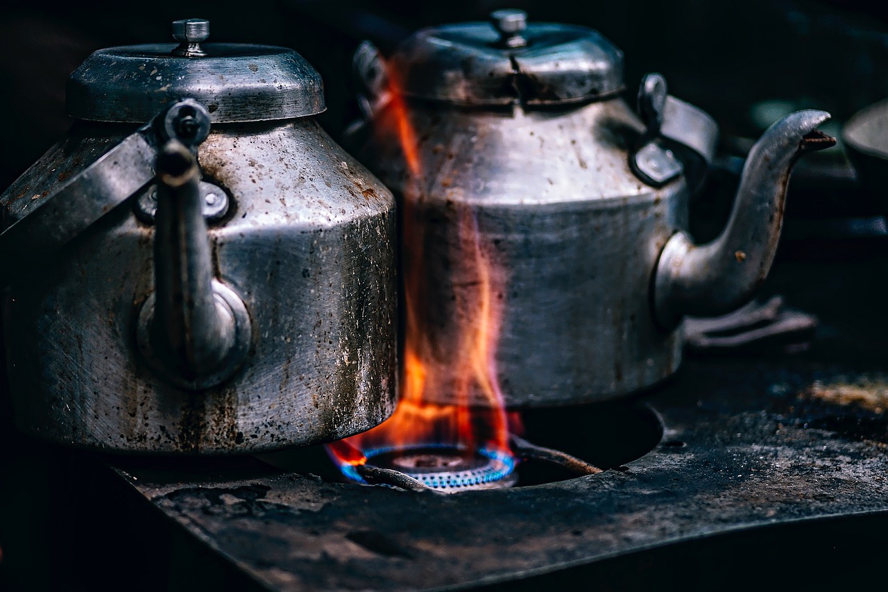Kleine buitenkeuken met BBQ en aanrecht.
