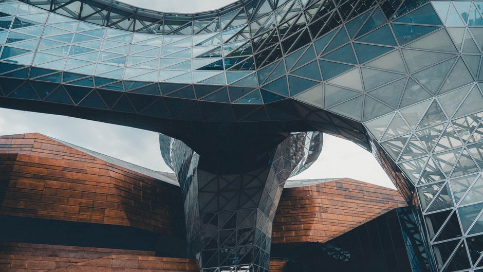 Glanzende metalen oppervlakken met futuristische patronen. Glanzende metalen oppervlakken met futuristische patronen.
