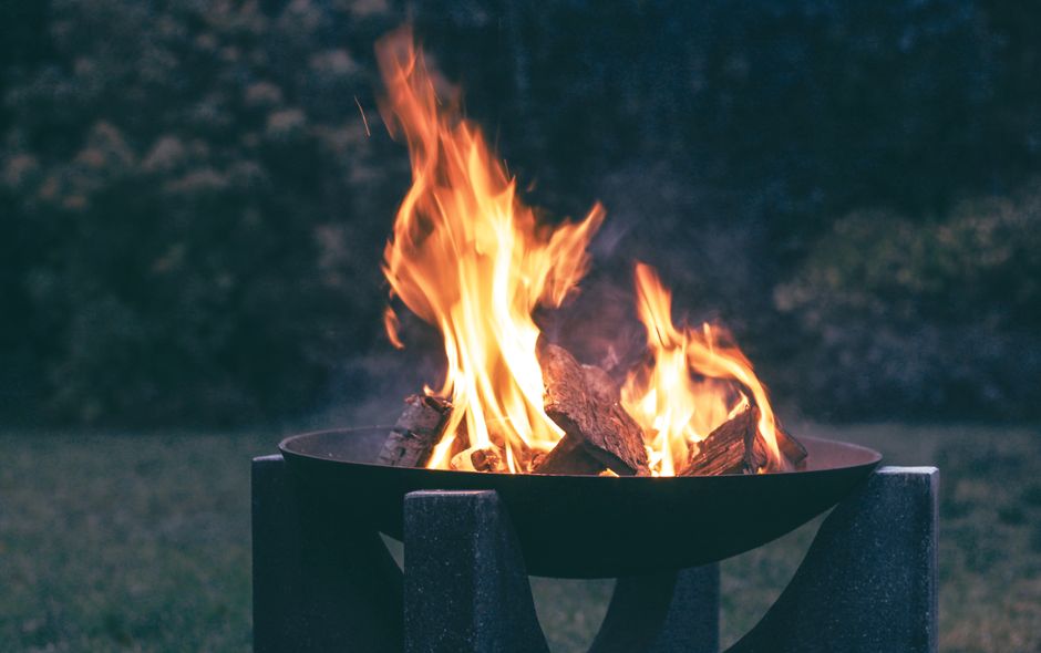 Buitenhaard omgeven door vrienden tijdens zwoele zomeravond. Buitenhaard omgeven door vrienden tijdens zwoele zomeravond.