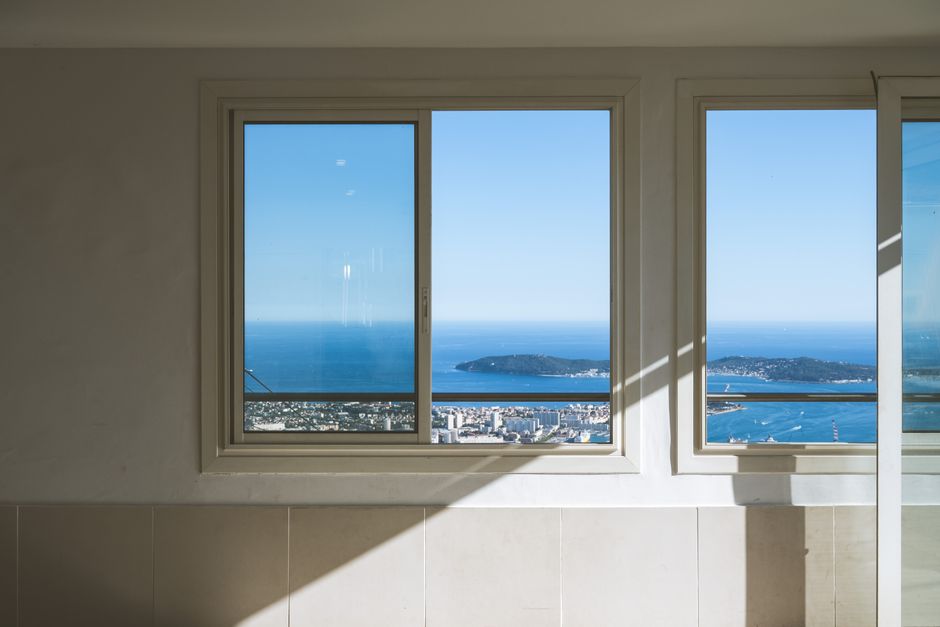 Moderne interieur jaloezieën met automatische bediening. Moderne interieur jaloezieën met automatische bediening.