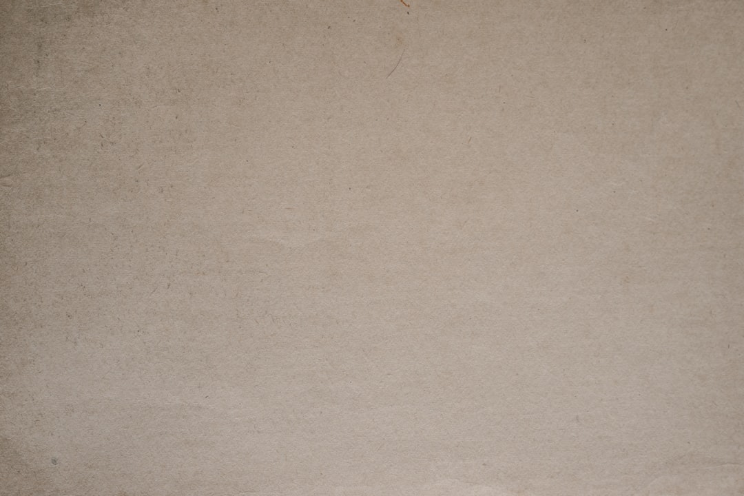 Aangenamer woonkamerinterieur met rustgevende muziek.