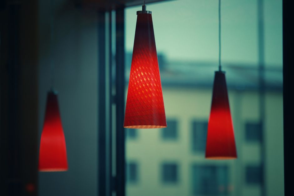 Sfeervol patio-verlichting met grote rieten lampen. Sfeervol patio-verlichting met grote rieten lampen.