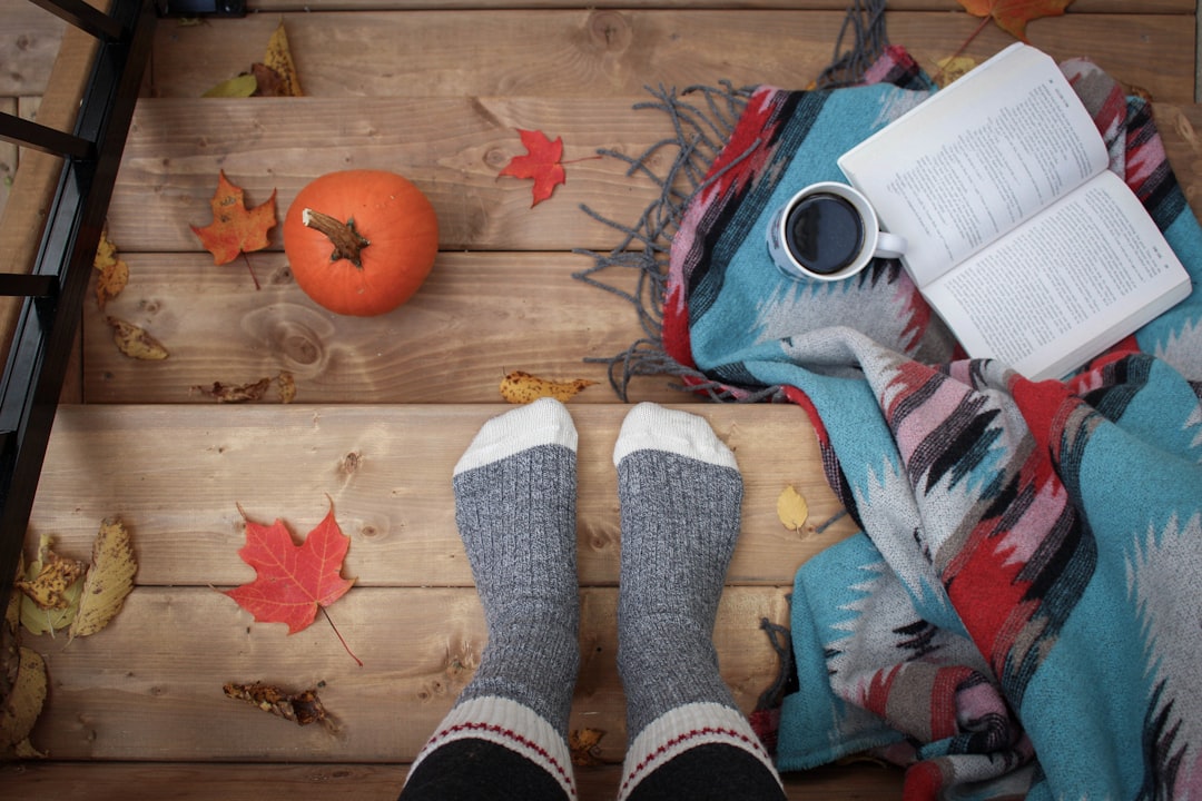 Herfstbladeren verspreid over houten eettafel. Herfstbladeren verspreid over houten eettafel.