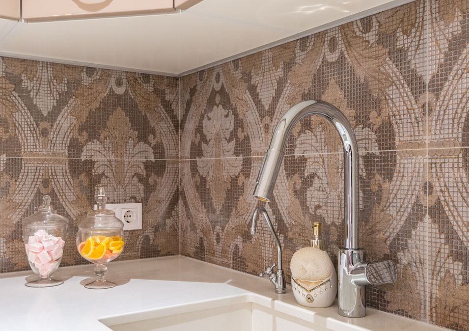 Keuken met gedurfd rood paisley behang.