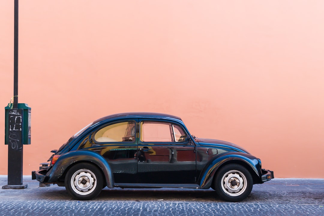 Poster van een klassieke auto in modern interieur