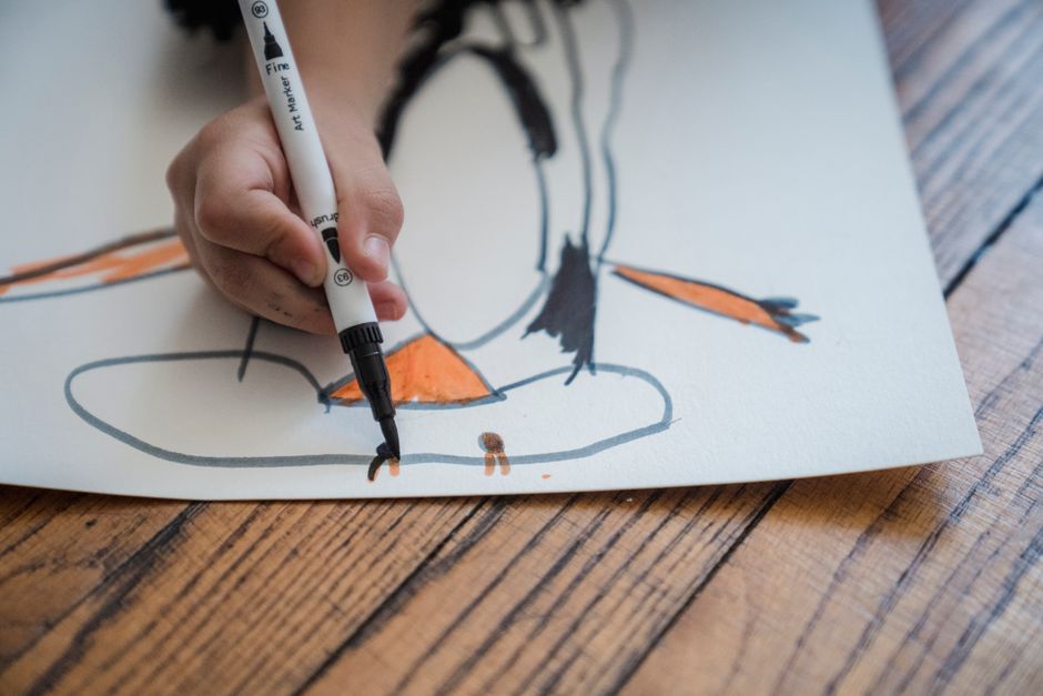 Elegante entree met een pinguïnschilderij.