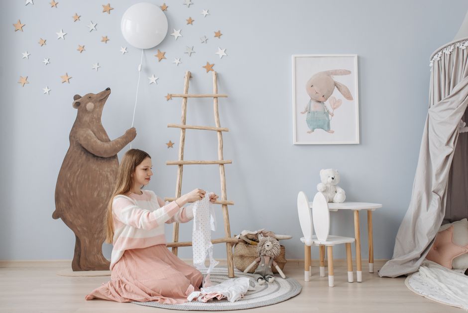 Muursticker van sterren en planeten op kindermuur.