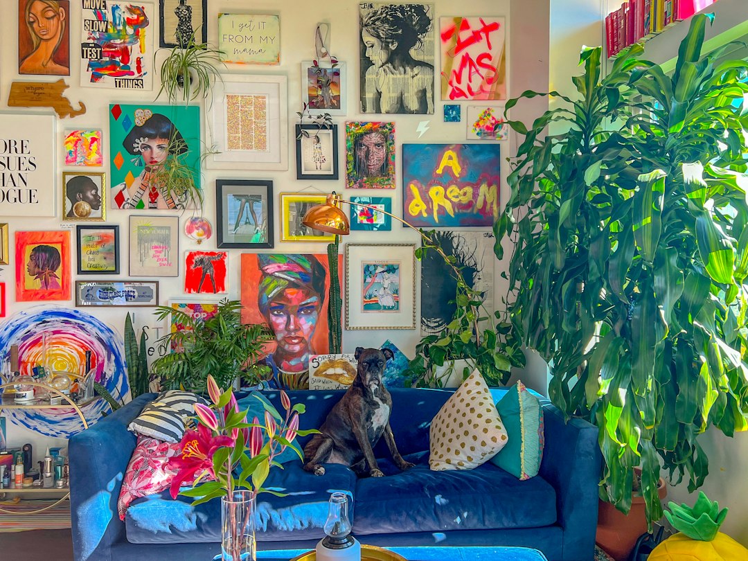 Fotobehang met panterpatroon verlevendigt winterinterieur. Fotobehang met panterpatroon verlevendigt winterinterieur.