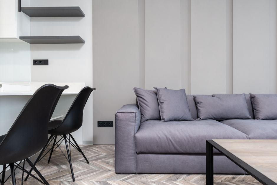 Een eetkamer ingericht in serene blauwe tinten.